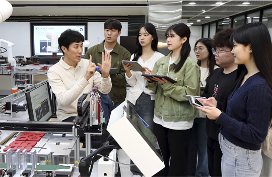 계명대(총장 신일희)가 ‘위드 코로나19 시대의 지속 가능한 학생성장지원체제 구축’을 주제로 ‘2021 계명교육 혁신성과포럼’을 개최했다.  “학령인구 감소 및 4차 산업혁명 시대 도래 등 급격한 변화의 시대를 맞이하여 대학 은 이러한 변화에 대응하면서 위드 코로나19 상황에서도 지속 가능한 학생성장 지원체제  ...